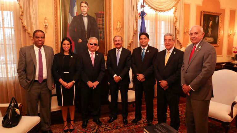 Empresarios de Herrera visitan al presidente en el Palacio Nacional.