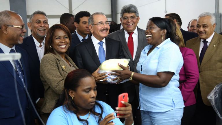Presidente Danilo Medina con textileras de Quisqueya.