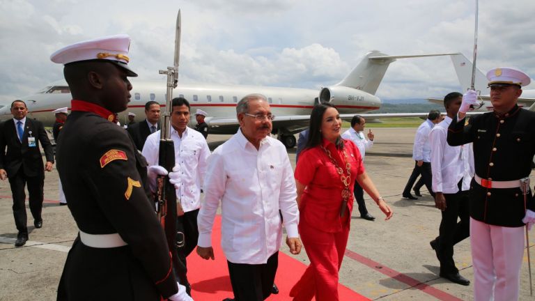 Danilo Medina llega a Panamá.