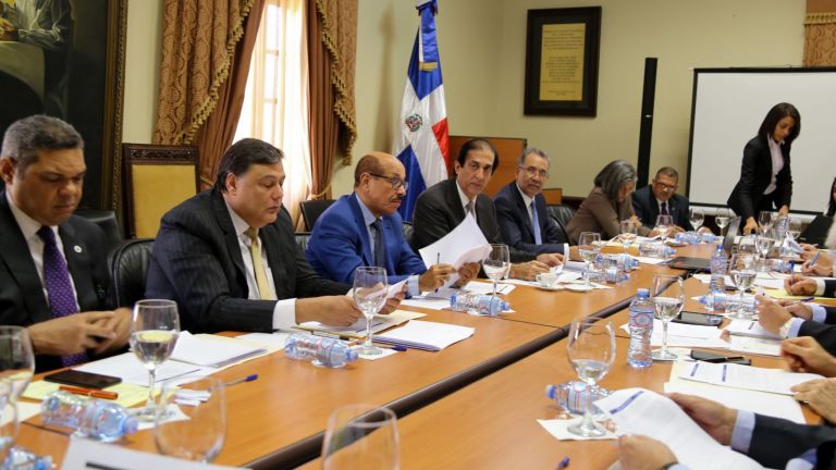 Ministro de la Presidencia, Gustavo Montalvo y funcionarios durante la reunión