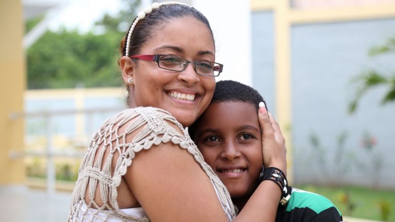 Altagracia Arias y su hijo, beneficiarios de la Revolución Educativa