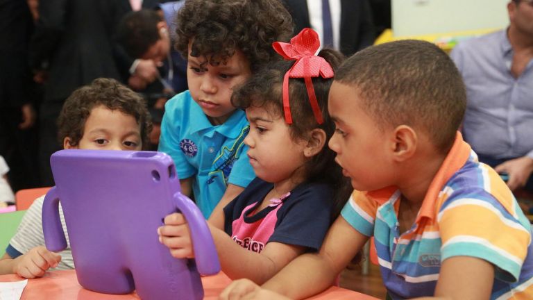 Niños reciben estimulación temprana con tecnología de aprendizaje digital