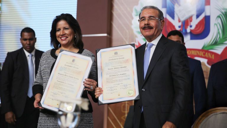 Presidente Danilo Medina y la vicepresidenta Margarita Cedeño reciben certificado