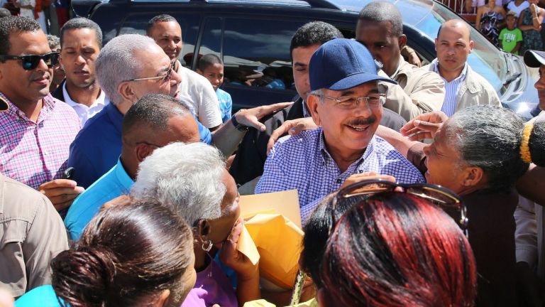 Presidente Danilo Medina junto a caficultores y productores de aguacates de Guayabal, Azua