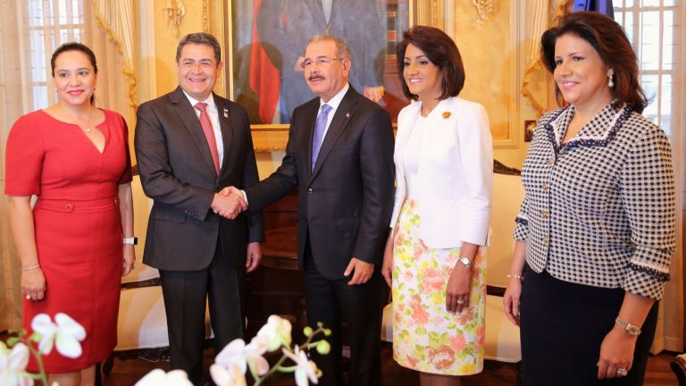 Presidente Danilo Medina; su homólogo de Honduras, Juan Orlando Hernández, acompañados de las primeras damas, Cándida Montilla de Medina y de Honduras, así como de la vicepresidenta Margarita Cedeño