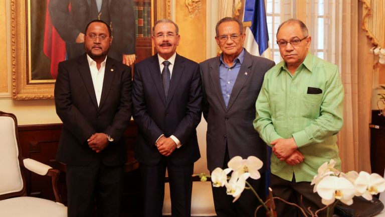 Presidente Danilo Medina y dirigentes sindicales