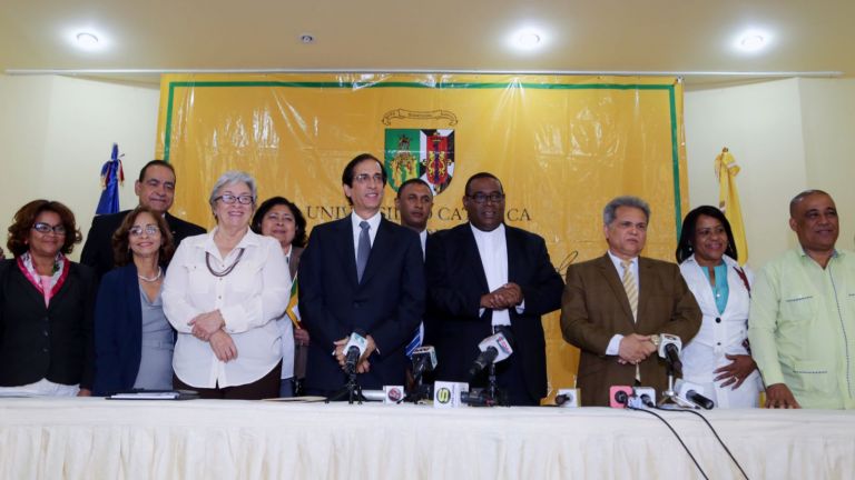 Ministro de la Presidencia, Gustavo Montalvo, la ministra de Salud, Altagracia Guzmán Marcelino y el presidente del CMD, Waldo Ariel Suero 