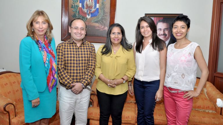 Ministra de Trabajo, Maritza Hernández, junto a la delegación del gobierno de Colombia