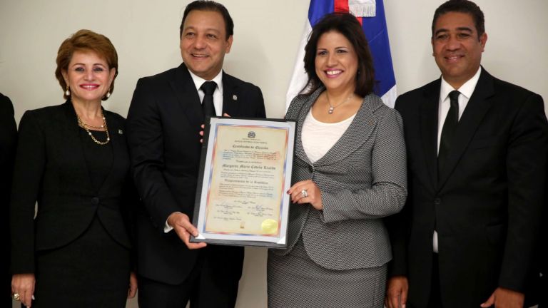 Vicepresidenta Margarita Cedeño, recibe certificado. Le acompañan el presidente de la Cámara de Diputados, Abel Martínez y la diputada Lucía Medina 