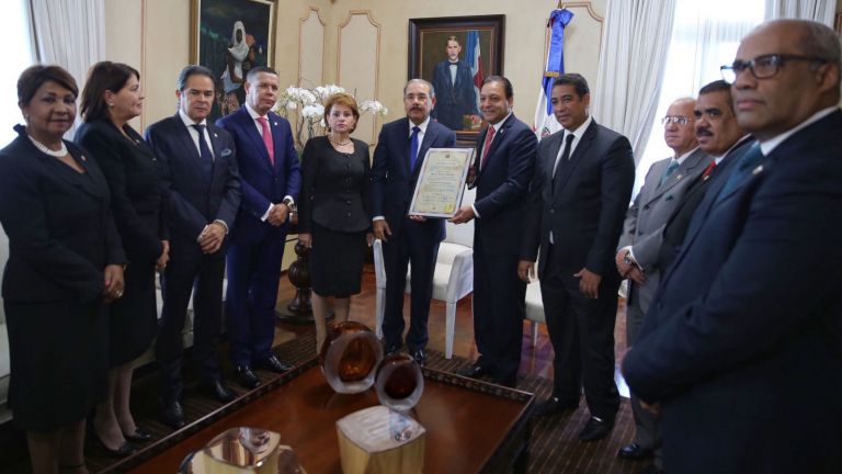 Presidente Danilo Medina recibe certificado de manos del presidente de la Cámara de Diputados, Abel Martínez y varios congresistas