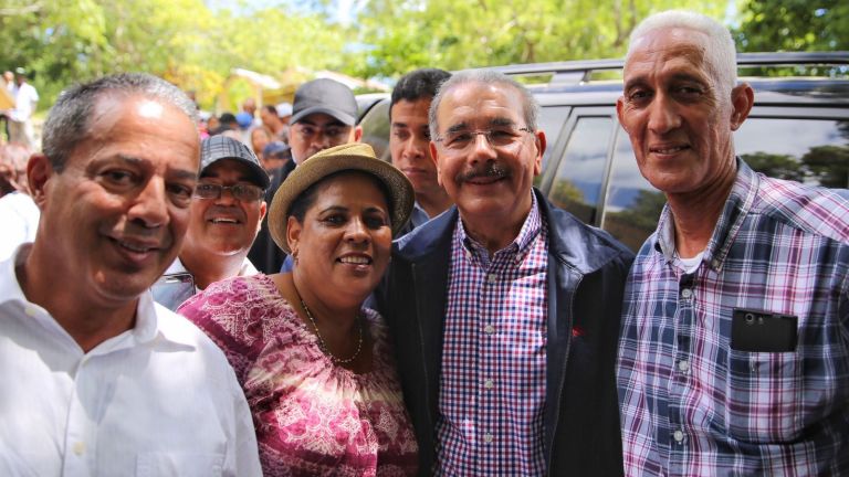 Presidente Danilo Medina, junto a caficultores de Guayubín