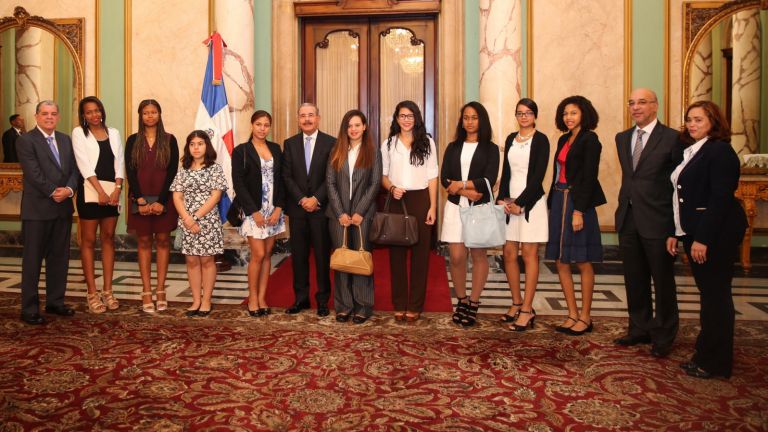 Presidente Danilo Medina recibe estudiantes dominicanos radicados en España