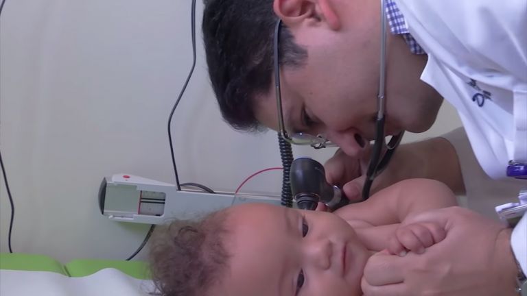 Pediatra consultando un bebe