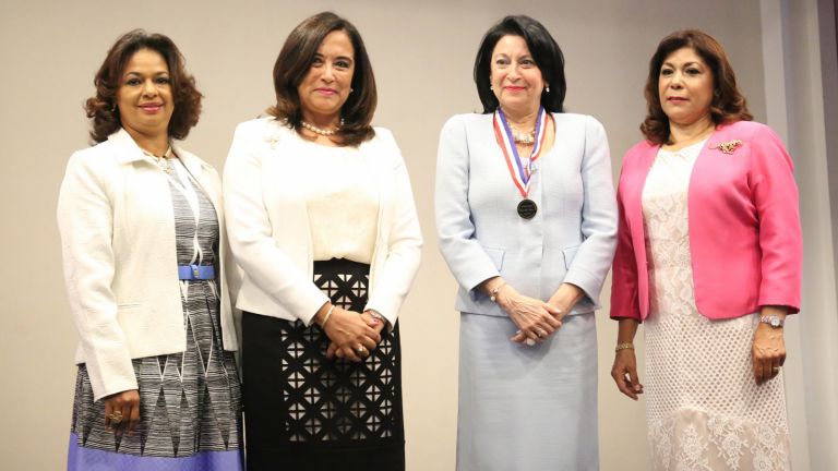 Asociación de Mujeres Empresarias reconoce a Rosa Rita Álvarez