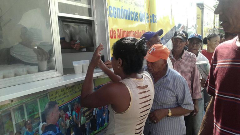 Comedores Económicos entregan raciones alimentos en Santiago