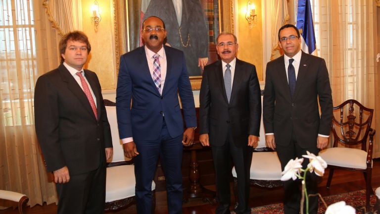 Danilo Medina recibió al primer ministro de Antigua y Barbuda, Gaston Browne