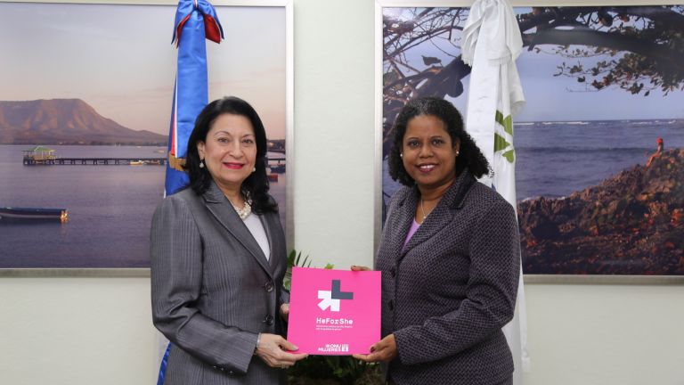 Rosa Rita Álvarez, y la asesora nacional de género de ONU Mujeres, Miosotis Rivas Peña