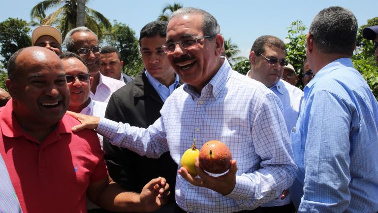Danilo Medina junto a campesinos 