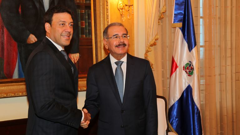 Danilo Medina junto al canciller de Puerto Rico, Víctor Suárez