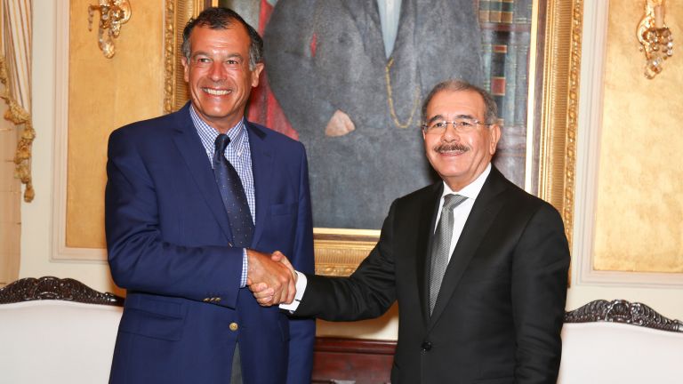Danilo Medina recibe al presidente ejecutivo del Club Med a nivel mundial, Henri Giscard d’Estaing
