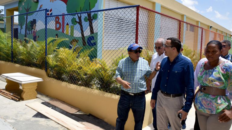 Andrés Navarro, realiza recorrido por distintos centros escolares del Gran Santo Domingo