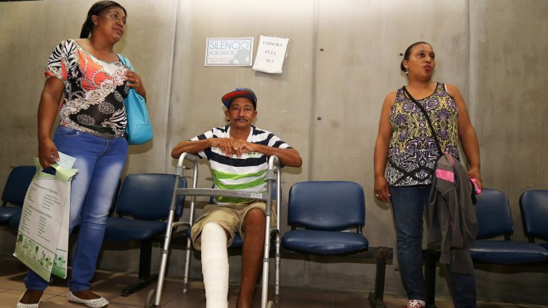 Pacientes esperando ser atendidos en hospital Cabral y Báez