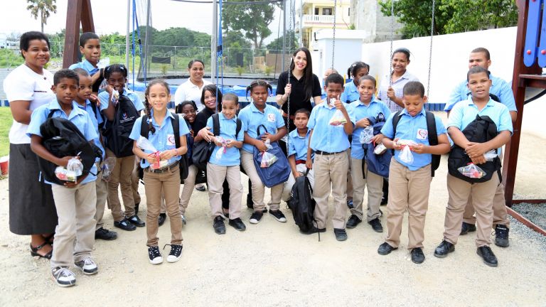 Despacho de la Primera Dama entrega más de 60 mil mochilas con útiles escolares.