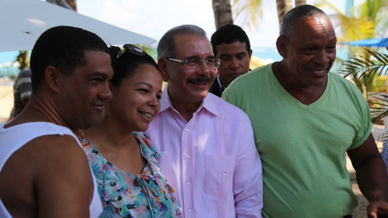 Danilo Medina conversa con comunitarios 