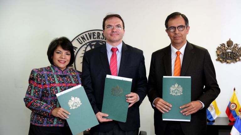 Despacho Primera Dama firma acuerdo en Colombia para laboratorio de Tamiz Neonatal en RD.