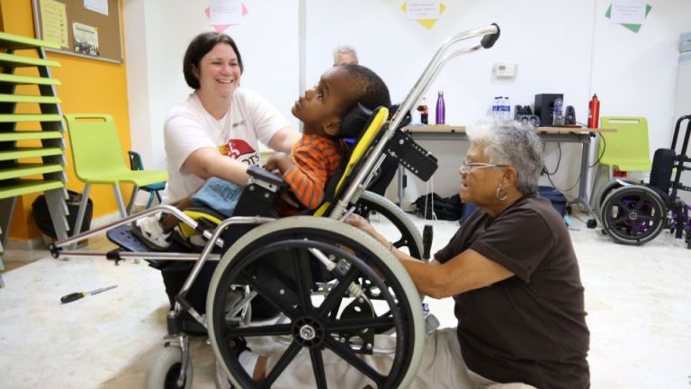 Niños con discapacidad motora recibe silla de ruedas ergonómicas