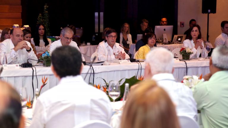 Danilo Medina  participando en Diálogo Políticas Públicas organizado por BID y Hacienda.