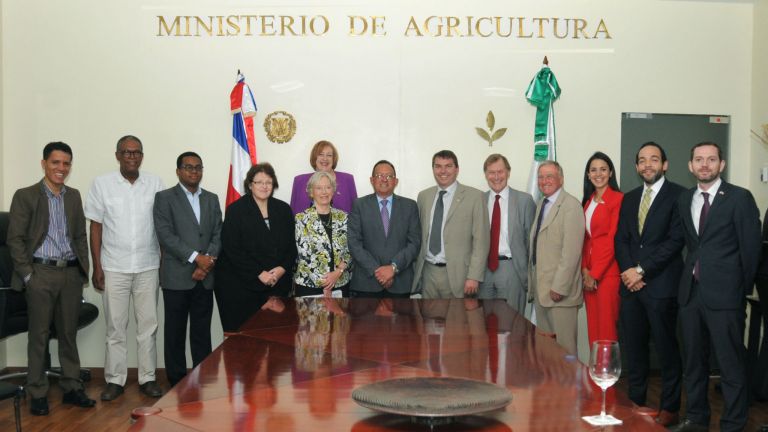 El ministro de Agricultura, Ángel Estévez, recibió la visita oficial de uEl ministro de Agricultura, Ángel Estévez, recibió la visita oficial de una delegación del Reino Unido. na delegación del Reino Unido. 