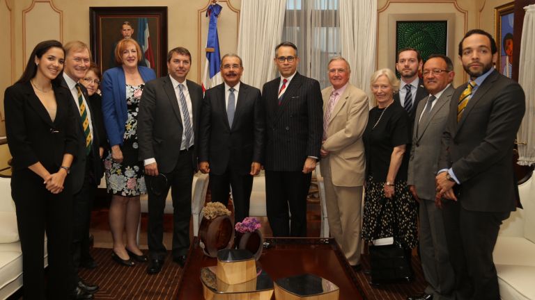 El presidente Danilo Medina recibió esta tarde en su despacho una delegación de parlamentarios del Reino Unido.
