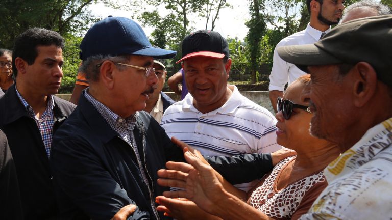 Danilo Medina realiza amplio recorrido por zonas afectadas por lluvias; escucha a la gente