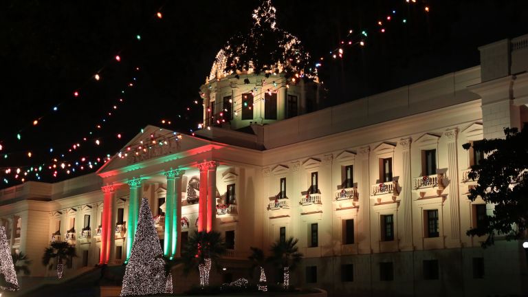 Palacio Nacional se viste de colores para unirse al anuncio de la Navidad