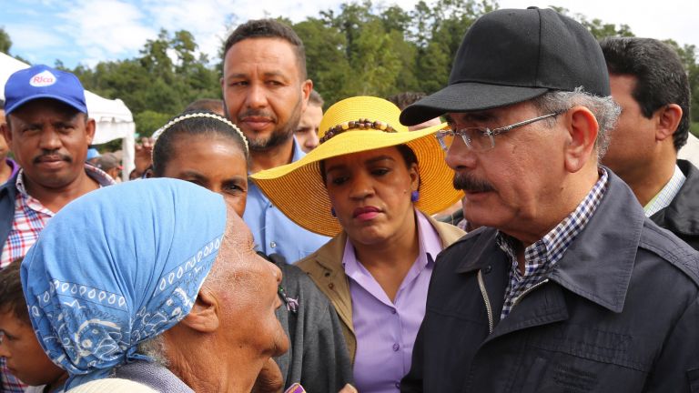 Danilo Medina con campesinos 
