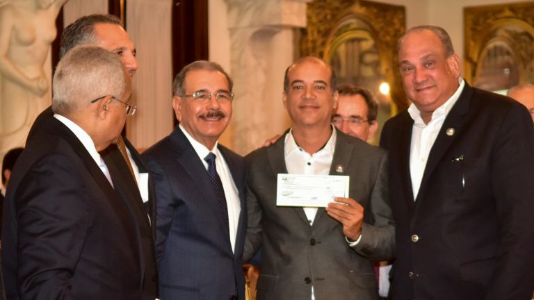 Danilo Medina entrega otros 116 millones de pesos a pequeños productDanilo Medina entrega otros 116 millones de pesos a pequeños productores del PRORURAL ores del PRORURAL 
