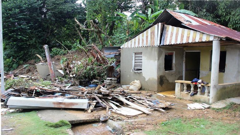 Una casa afectada por las inundaciones y lluvias en Santiago