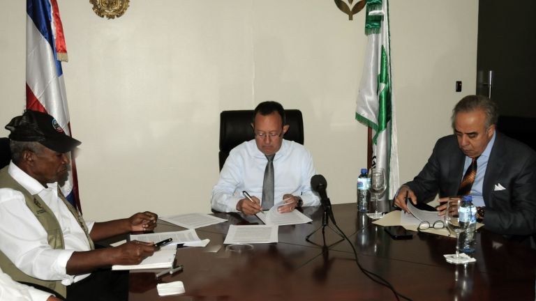  Ministro de Agricultura, Ángel Estévez y el presidente de AFCONAGRO, Félix García