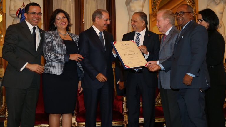 Presidente Danilo Medina entrega premio a periodista Huchi Lora