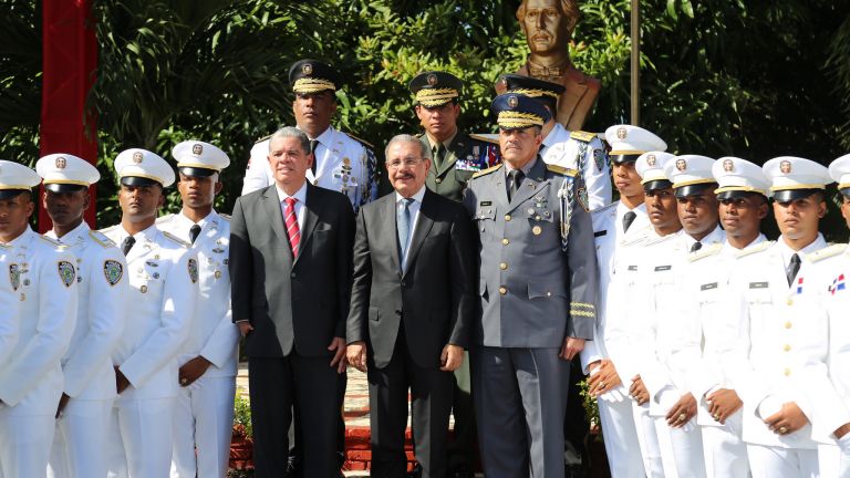 Presidente Danilo Medina, junto a los graduandos