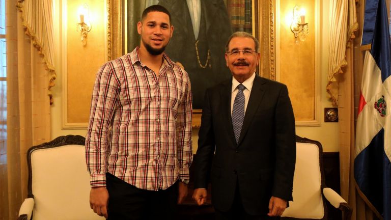 Presidente Danilo Medina junto al beisbolista Gary Sánchez, receptor de los Yankees de Nueva York