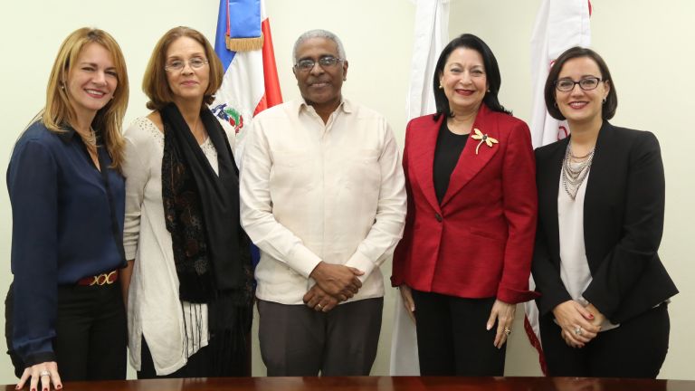 Rosa Rita Álvarez, directora ejecutiva de la Fundación Reservas del País junto al rector de INTEC, Rolando Guzmán