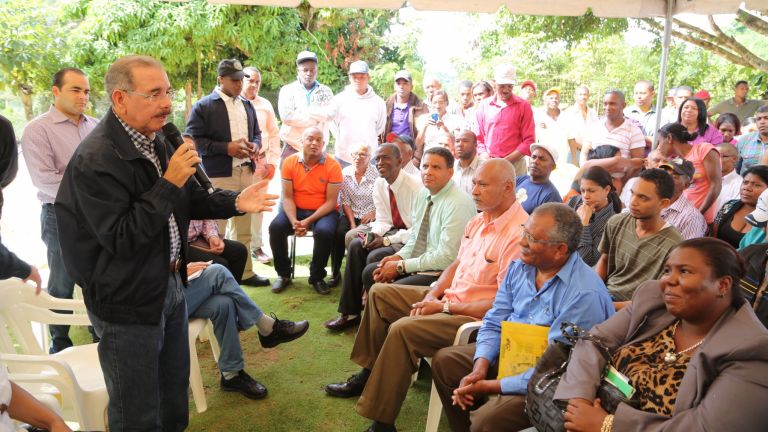 Presidente Danilo Medina junto a un grupo de agricultores