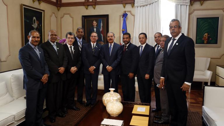 Danilo Medina junto a directiva de la Asociación Maguana de Ahorros y Préstamos 