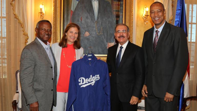 Danilo Medina recibió hoy a la vicepresidenta de Los Dodgers de Los Ángeles, Janet Marie Smith