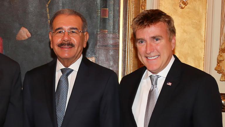 James Brewster,  embajador de Estados Unidos junto a Danilo Medina