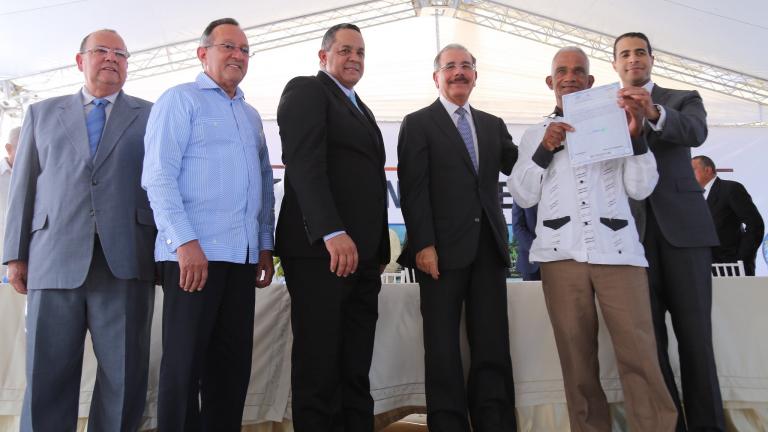 Danilo Medina entrega títulos de propiedad en San Cristóbal