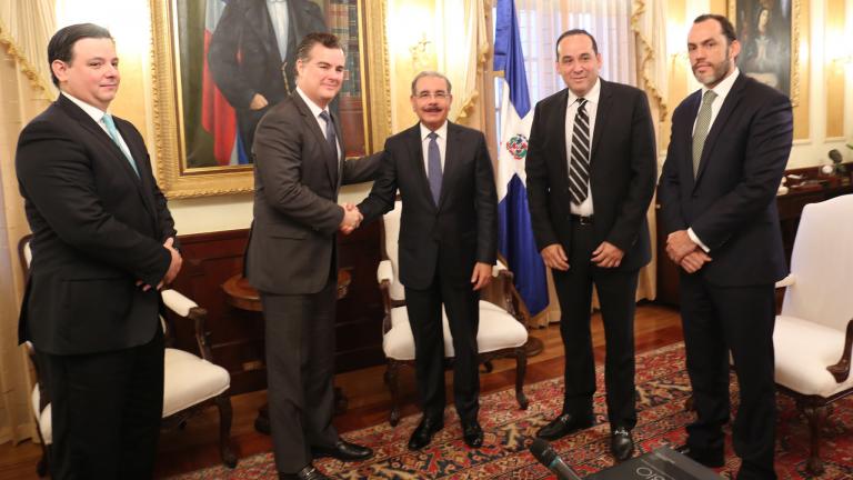 Danilo Medina junto a ejecutivos de Goldman Sachs