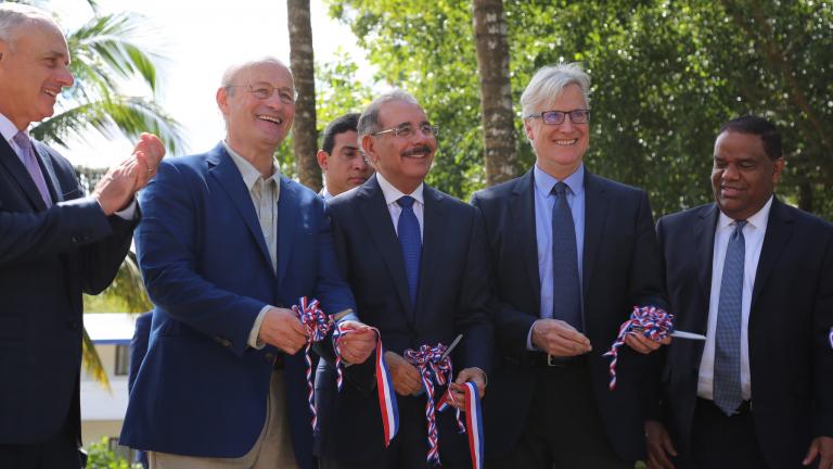 Danilo Medina junto a ejecutivos del equipo Dodgers de Los Ángeles